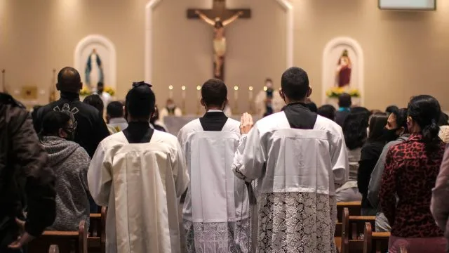 Fiéis participando da Santa Missa em comunidade, momento central da fé católica