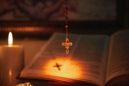 Imagem da Bíblia Sagrada com terço, segundo a doutrina católica
