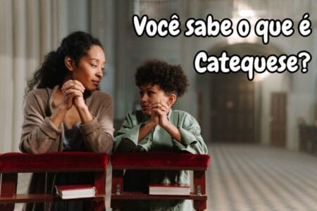 Catequista e criança rezando em uma igreja com a frase 'Você sabe o que é Catequese?' ao fundo
