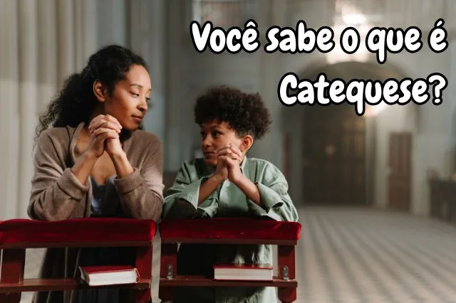 Catequista e criança rezando em uma igreja com a frase 'Você sabe o que é Catequese?' ao fundo