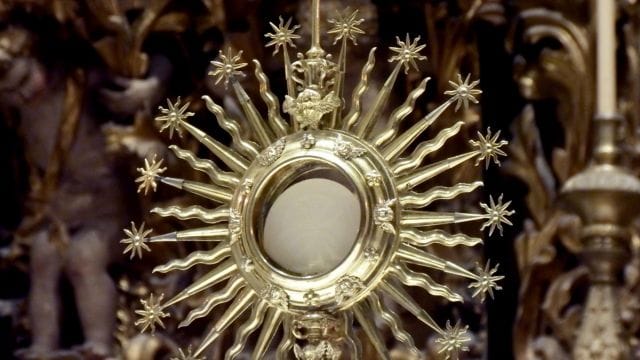 Ostensório com Jesus Eucarístico, símbolo central da celebração de Corpus Christi na Igreja Católica.