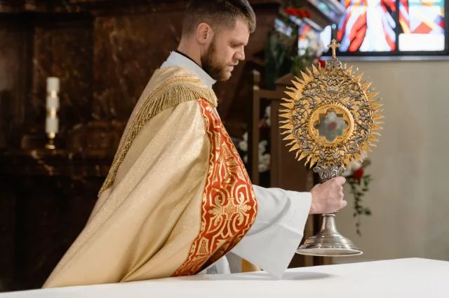 Sacerdote com ostensório durante o Encontro de Catequese sobre Corpus Christi