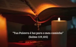 "Bíblia aberta com terço e vela acesa ao lado, com a frase ‘Tua Palavra é luz para o meu caminho’ (Salmo 119,105), usada em encontro de catequese."