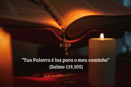"Bíblia aberta com terço e vela acesa ao lado, com a frase ‘Tua Palavra é luz para o meu caminho’ (Salmo 119,105), usada em encontro de catequese."