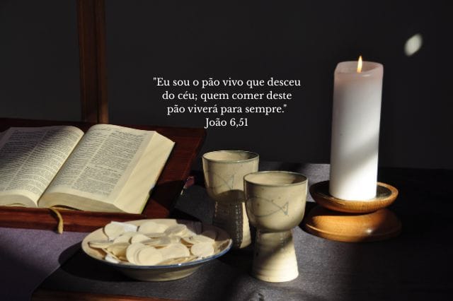Imagem de um encontro de catequese sobre a Eucaristia com Bíblia aberta, cálices, hóstias e vela acesa, ilustrando João 6,51.