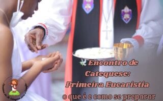 Criança recebendo a hóstia consagrada na Primeira Eucaristia durante uma missa, com padre segurando a patena e cálice, ilustrando a vivência do sacramento na catequese.