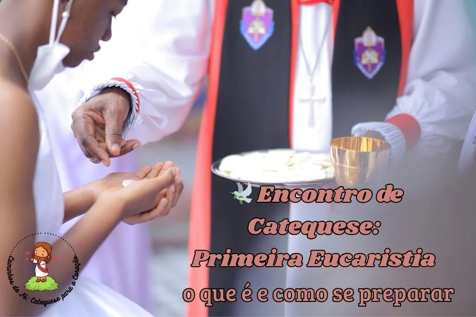 Criança recebendo a hóstia consagrada na Primeira Eucaristia durante uma missa, com padre segurando a patena e cálice, ilustrando a vivência do sacramento na catequese.