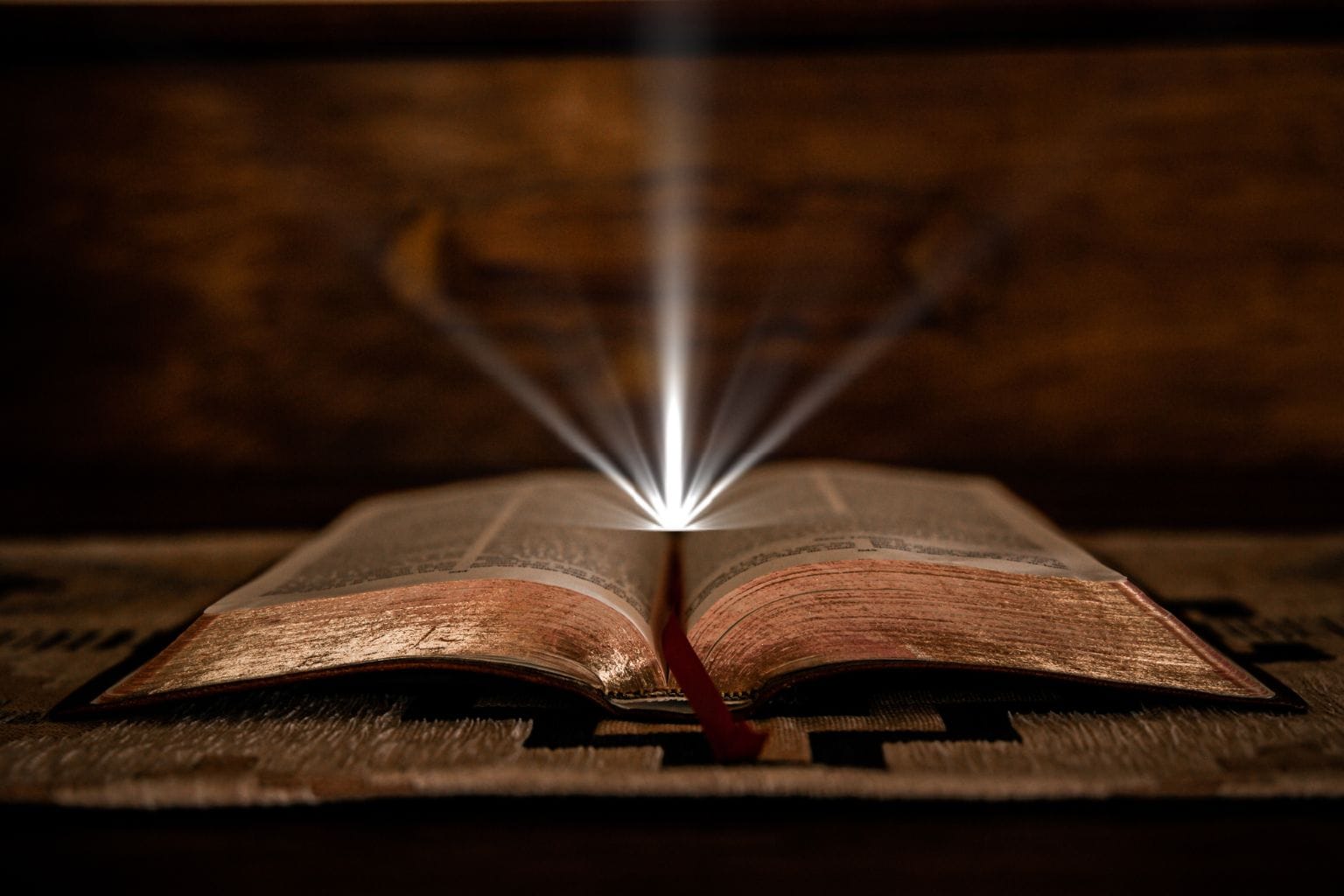 Bíblia aberta com uma luz saindo dela, representando a Palavra de Deus iluminando nossas vidas