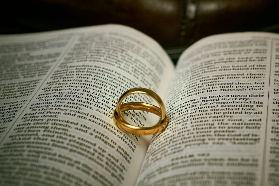Alianças sobre a Bíblia abertas — encontro de catequese sobre o Matrimônio