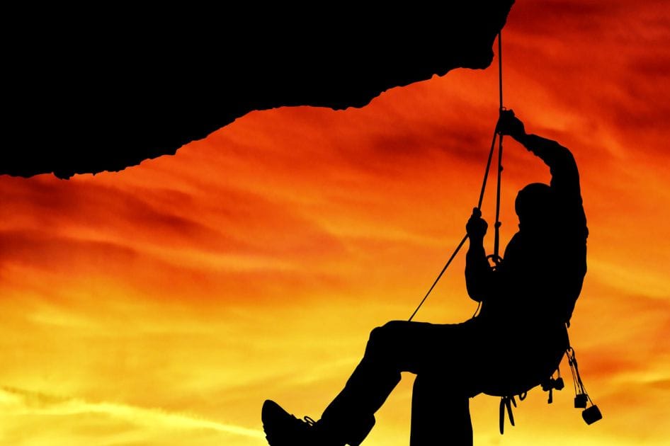 alpinista pendurado na corda – história do alpinista que não confiou em Deus