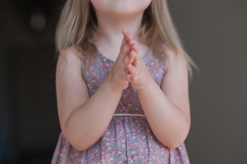 Oração para iniciar os encontros de catequese com criança rezando