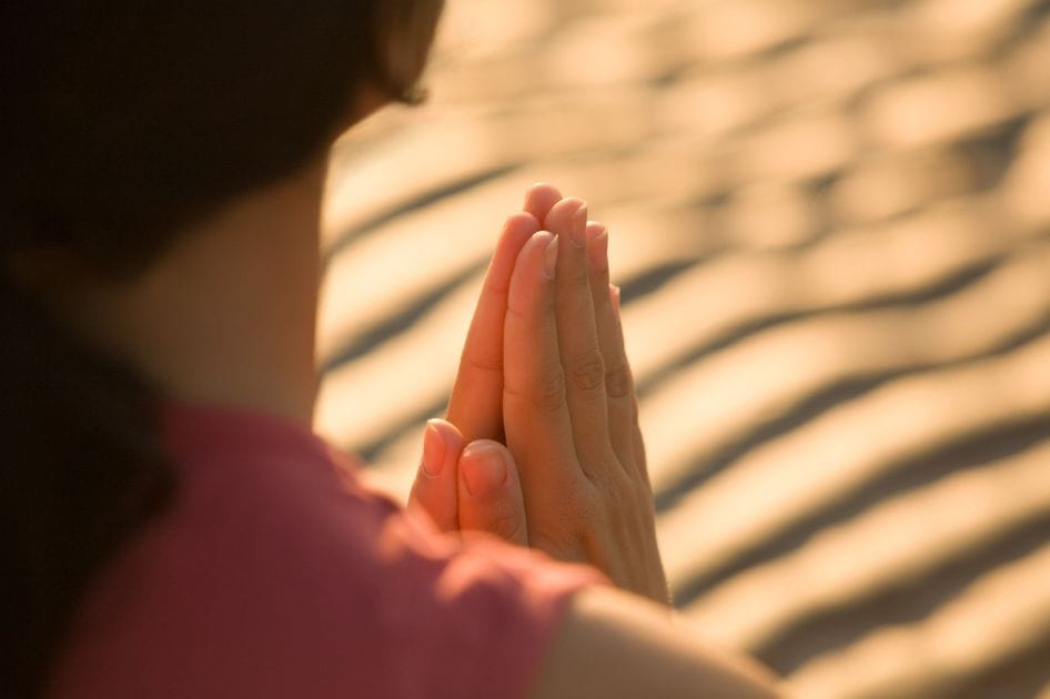 Oração para iniciar os encontros de catequese com mãos unidas em sinal de fé