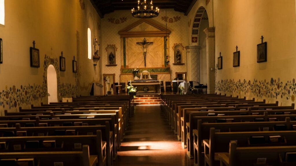 Interior de igreja católica representando os dias santos de guarda e a obrigação de participar da Santa Missa