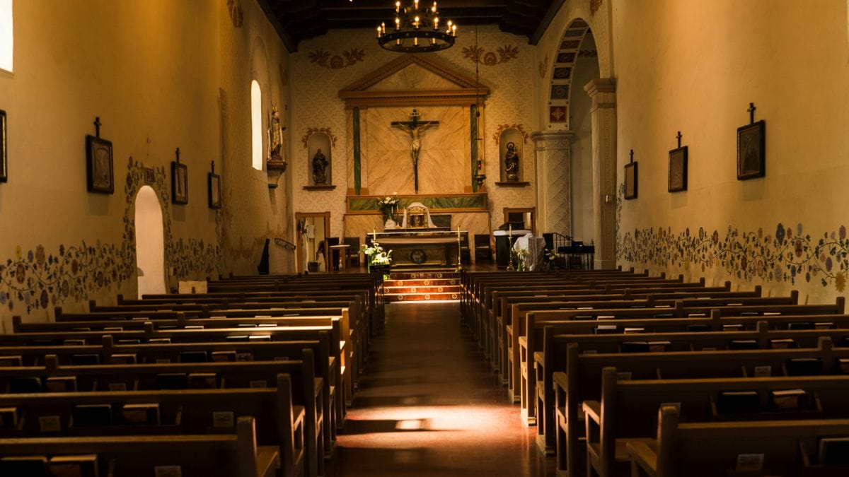 Interior de igreja católica representando os dias santos de guarda e a obrigação de participar da Santa Missa